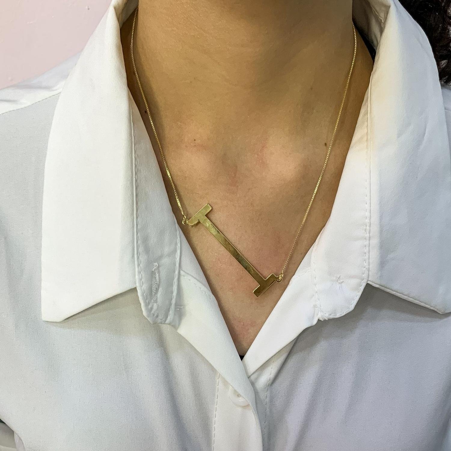 COLAR DE LETRA TRANSVERSAL 'I' OURO 18K