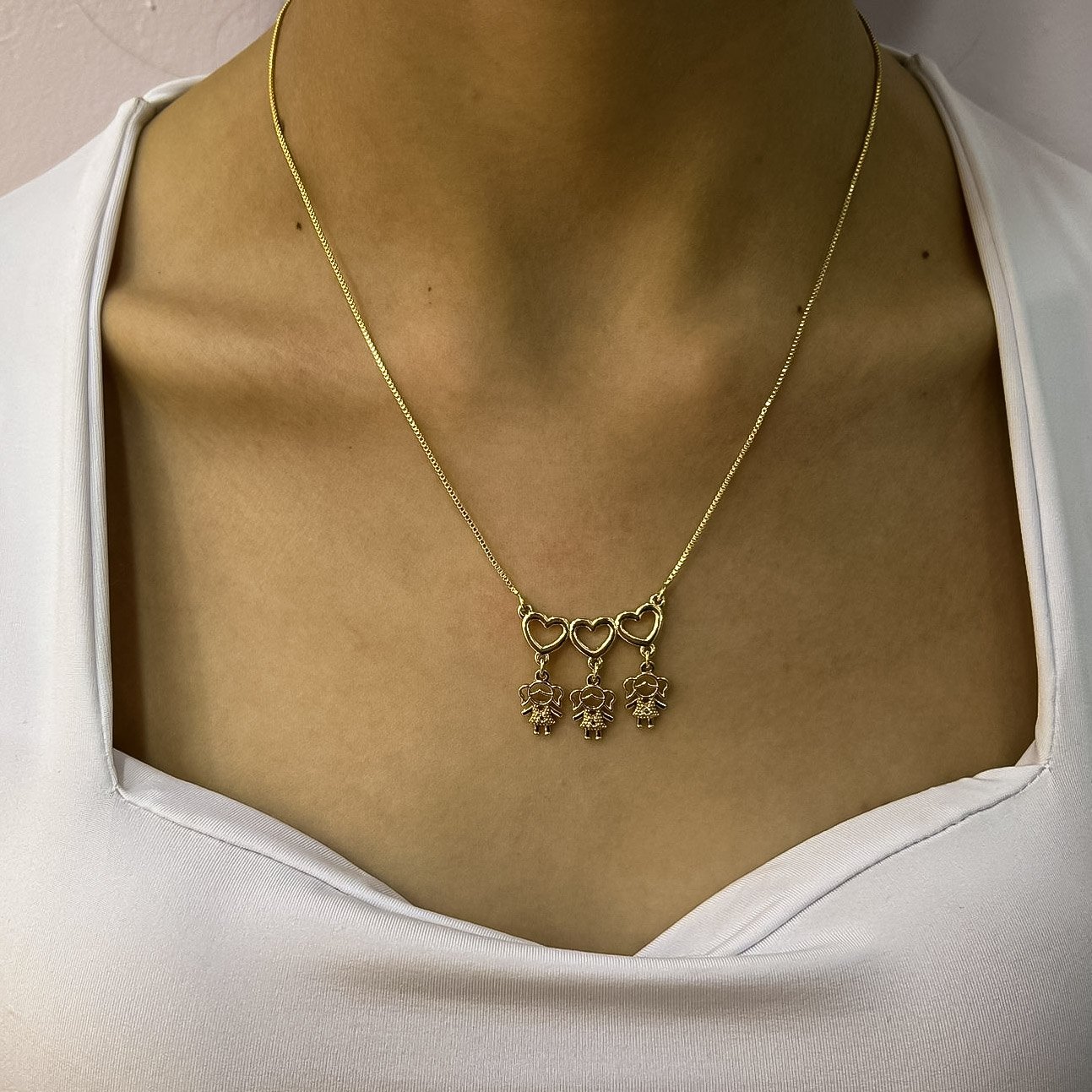 COLAR FILHOS CANGA CORAÇÃO VAZADO TRÊS MENINAS COM ZIRCÔNIA OURO 18K