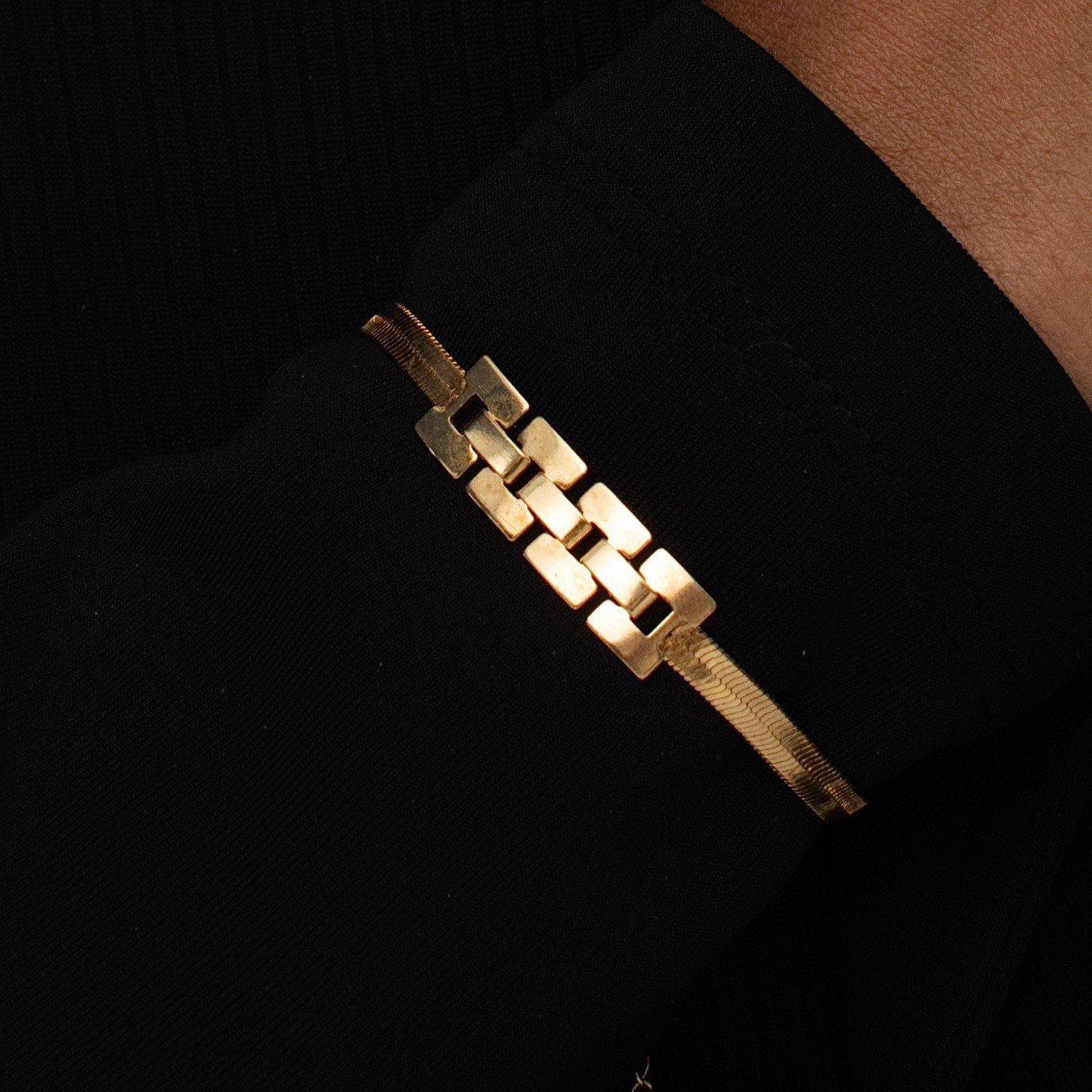 PULSEIRA DE FITA COM DETALHES EM CORRENTE OURO 18K