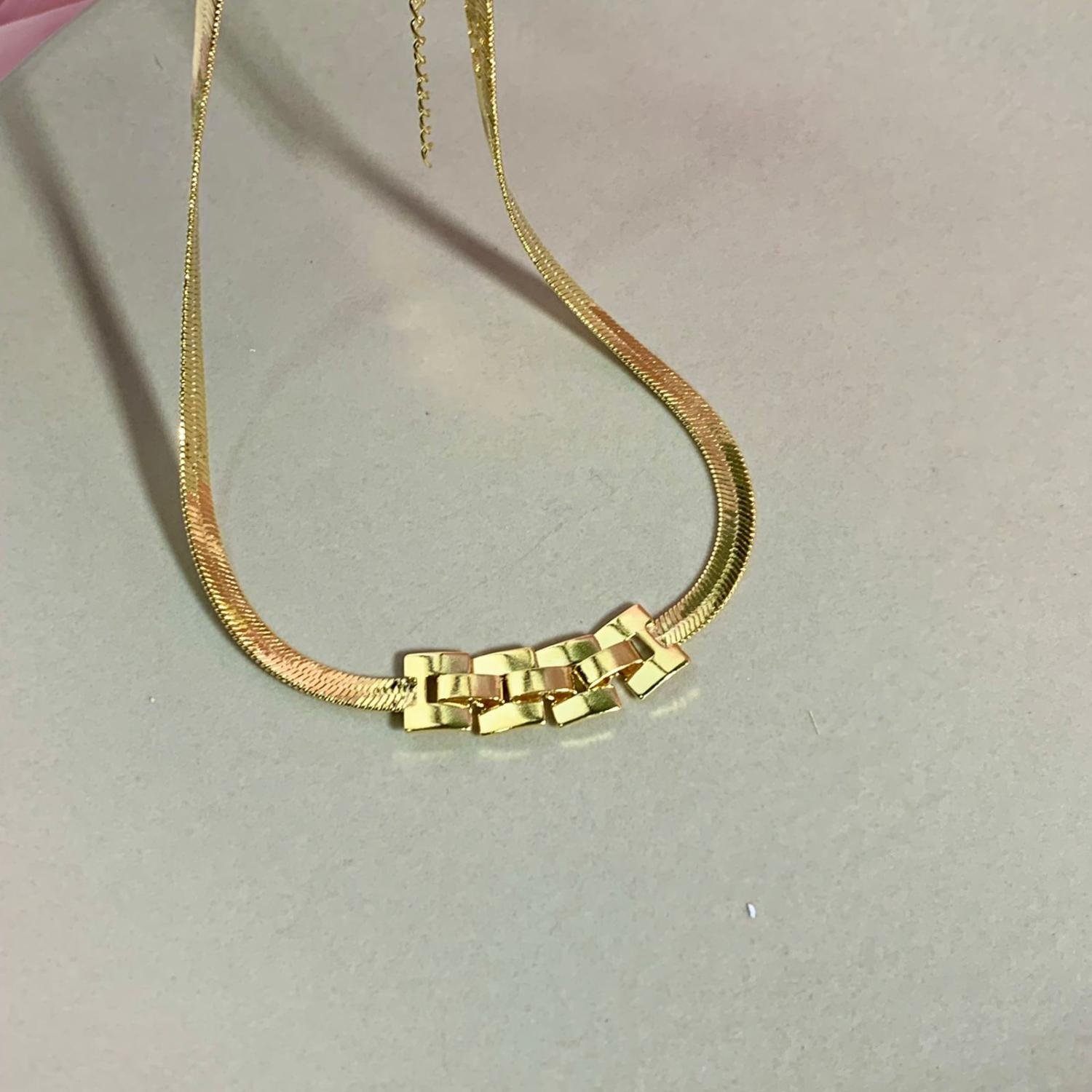 CHOKER DE FITA COM DETALHES EM CORRENTE OURO 18K