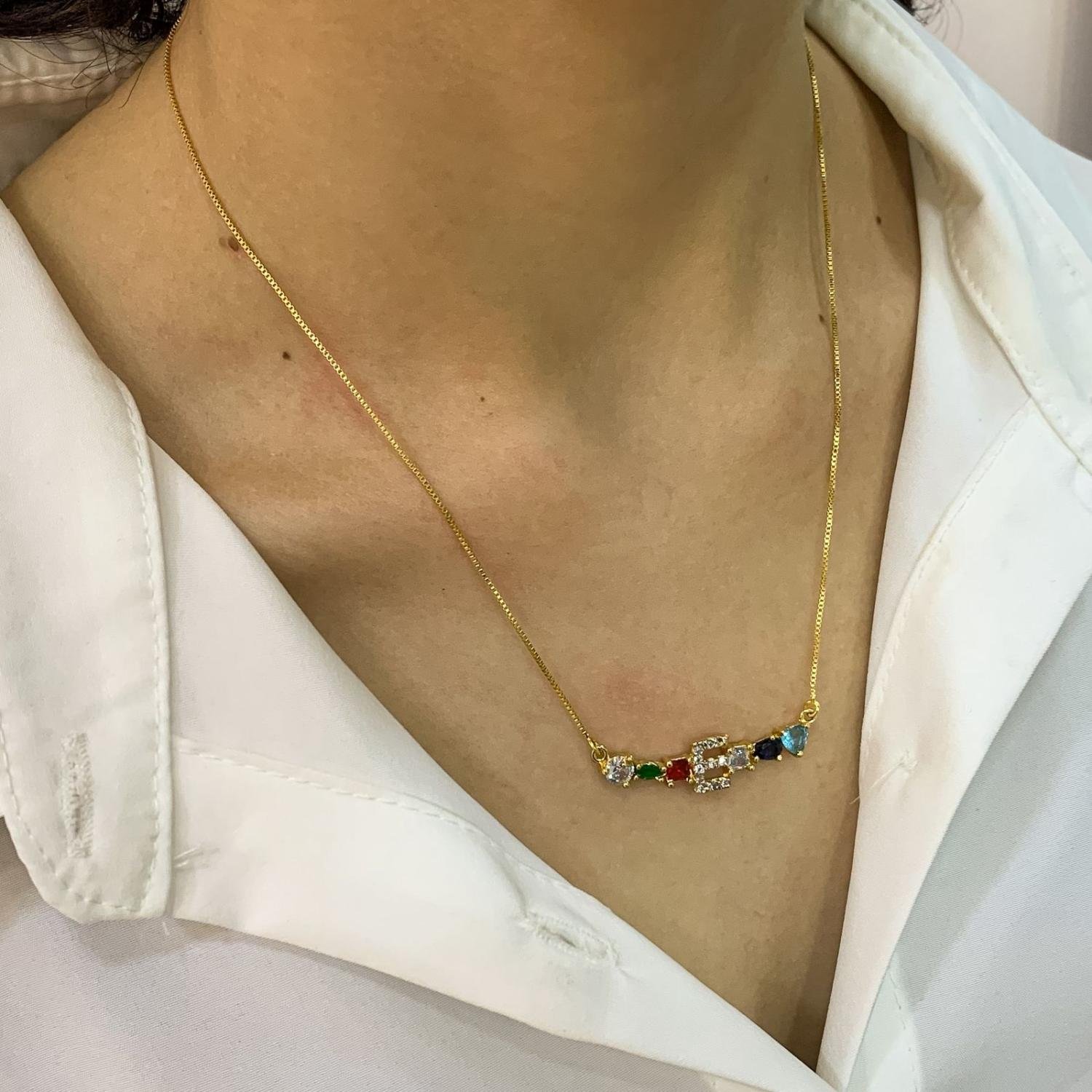 COLAR COM LETRA INICIAL 'E' E ZIRCÔNIAS COLORIDAS 45 CM OURO 18K