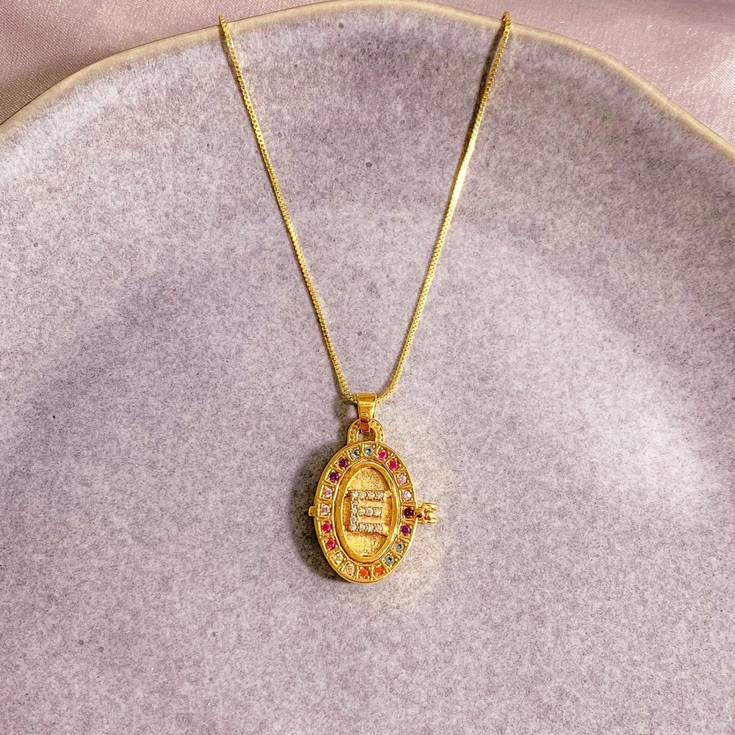 PINGENTE RELICÁRIO COM A INICIAL 'E' CRAVEJADO EM ZIRCÔNIA CRISTAL E COLORIDA OURO 18K