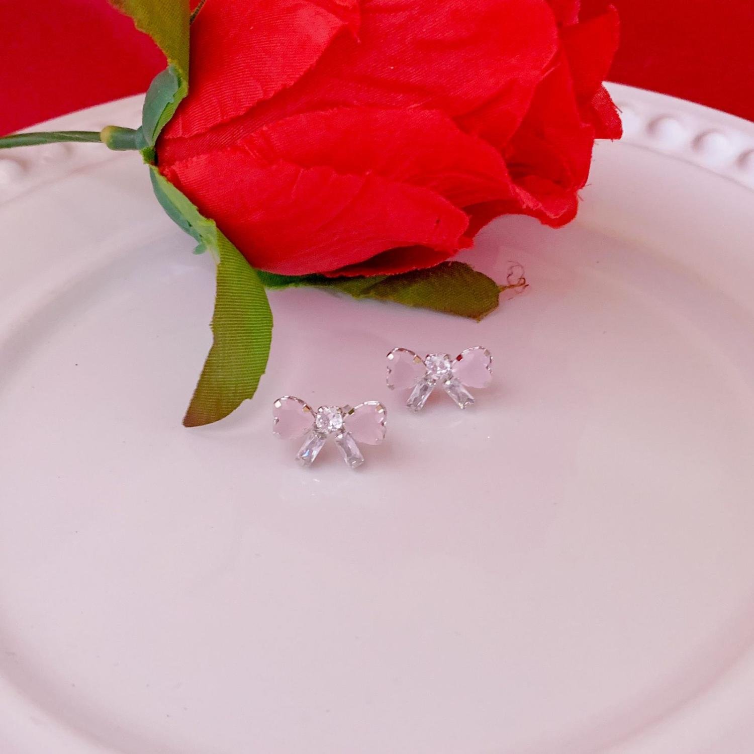 BRINCO LAÇO ZIRCÔNIA CRISTAL E ROSA BEBÊ PLATINA
