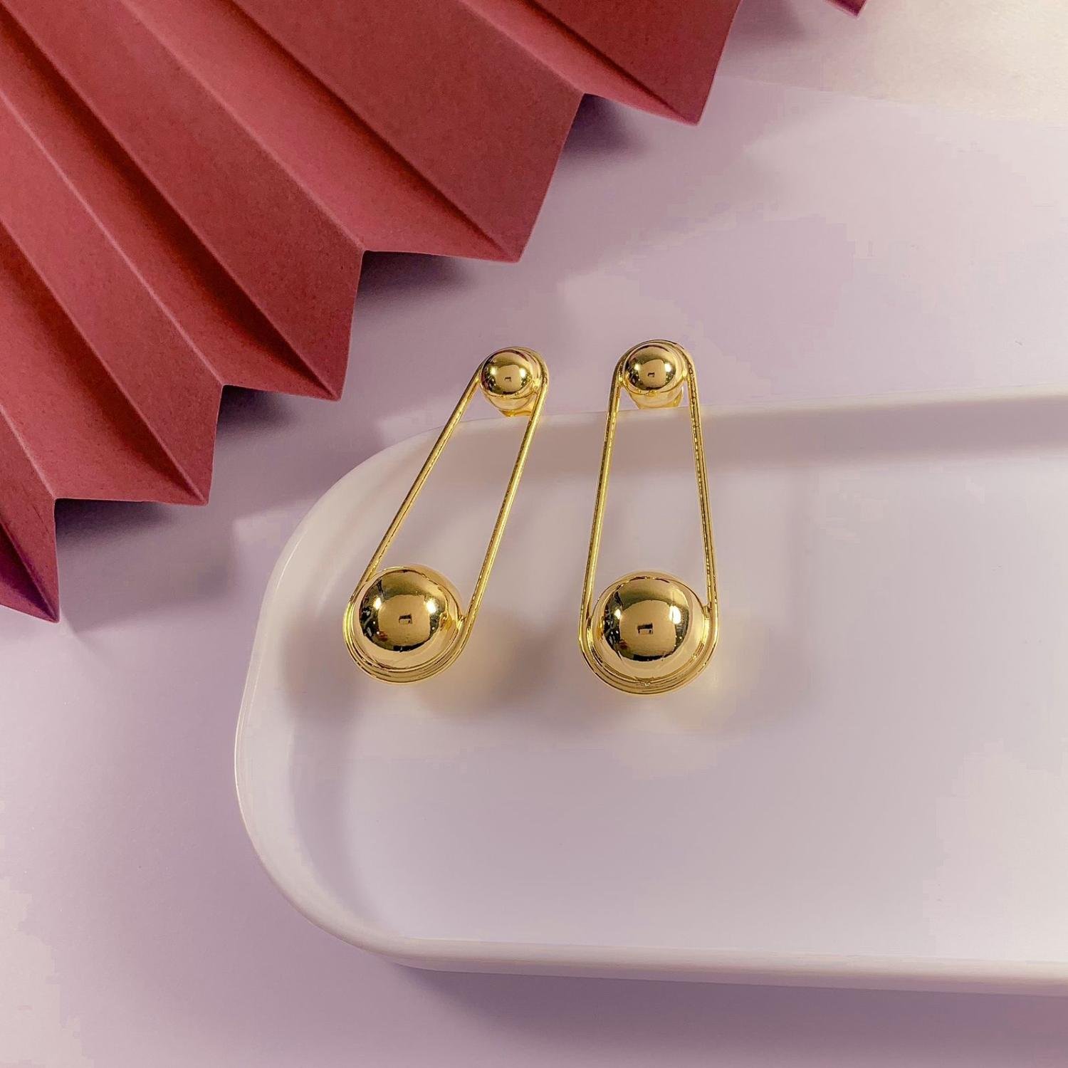 BRINCO ELEGANTE ESFERA PEQUENA E GRANDE OURO 18K