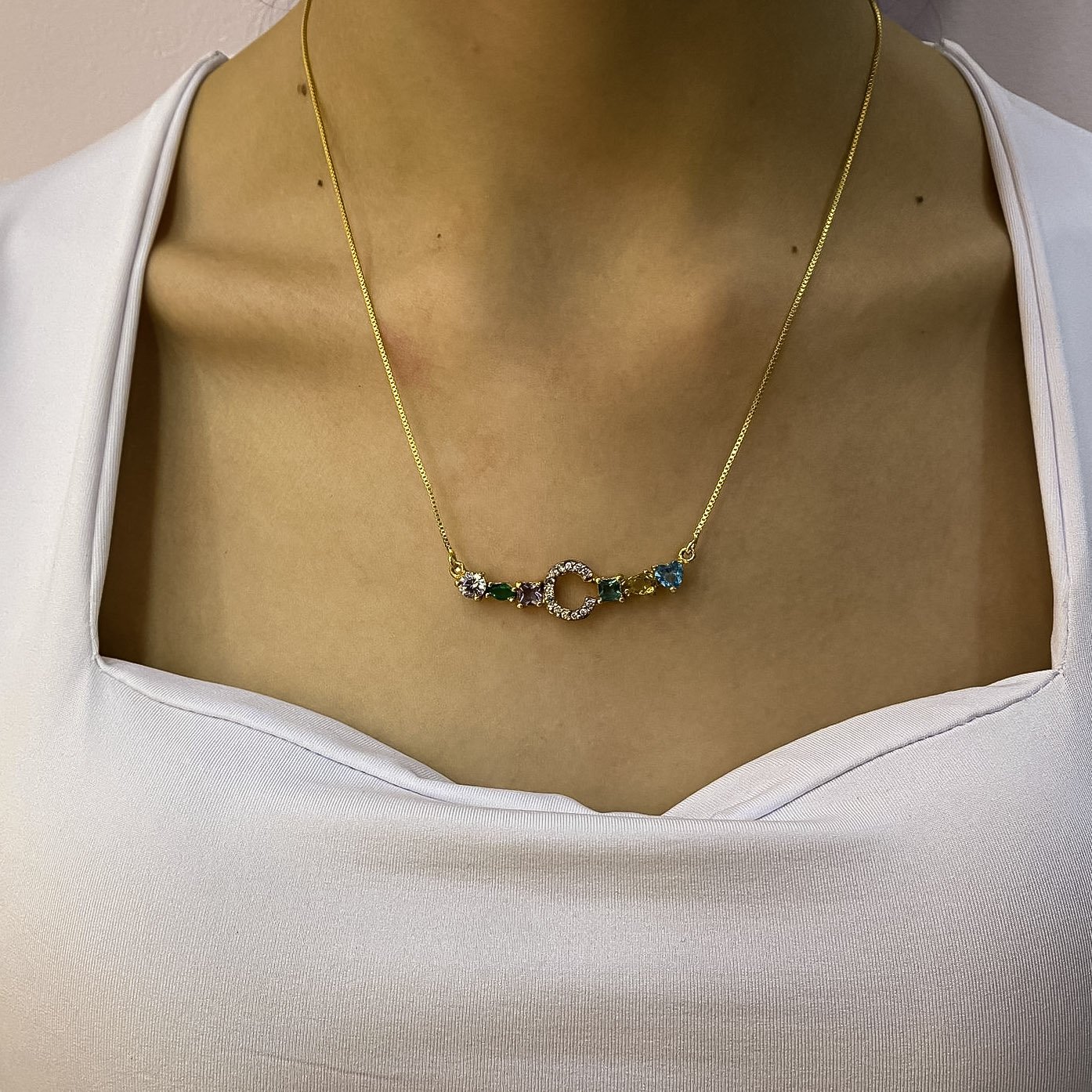 COLAR COM LETRA INICIAL 'C' E ZIRCÔNIAS COLORIDAS 45 CM OURO 18K