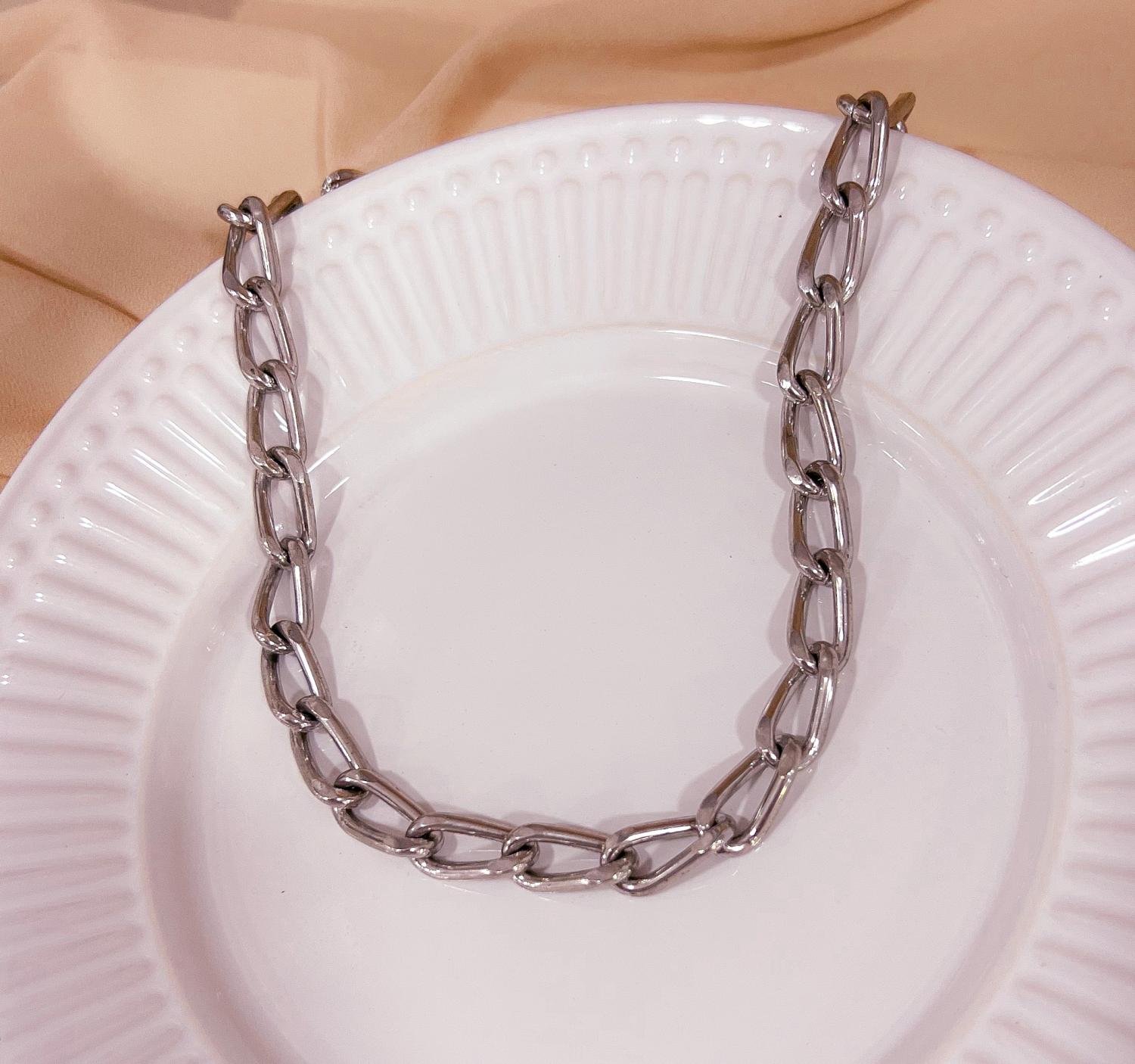 CHOCKER DE ELOS QUADRADOS NO RÓDIO BRANCO