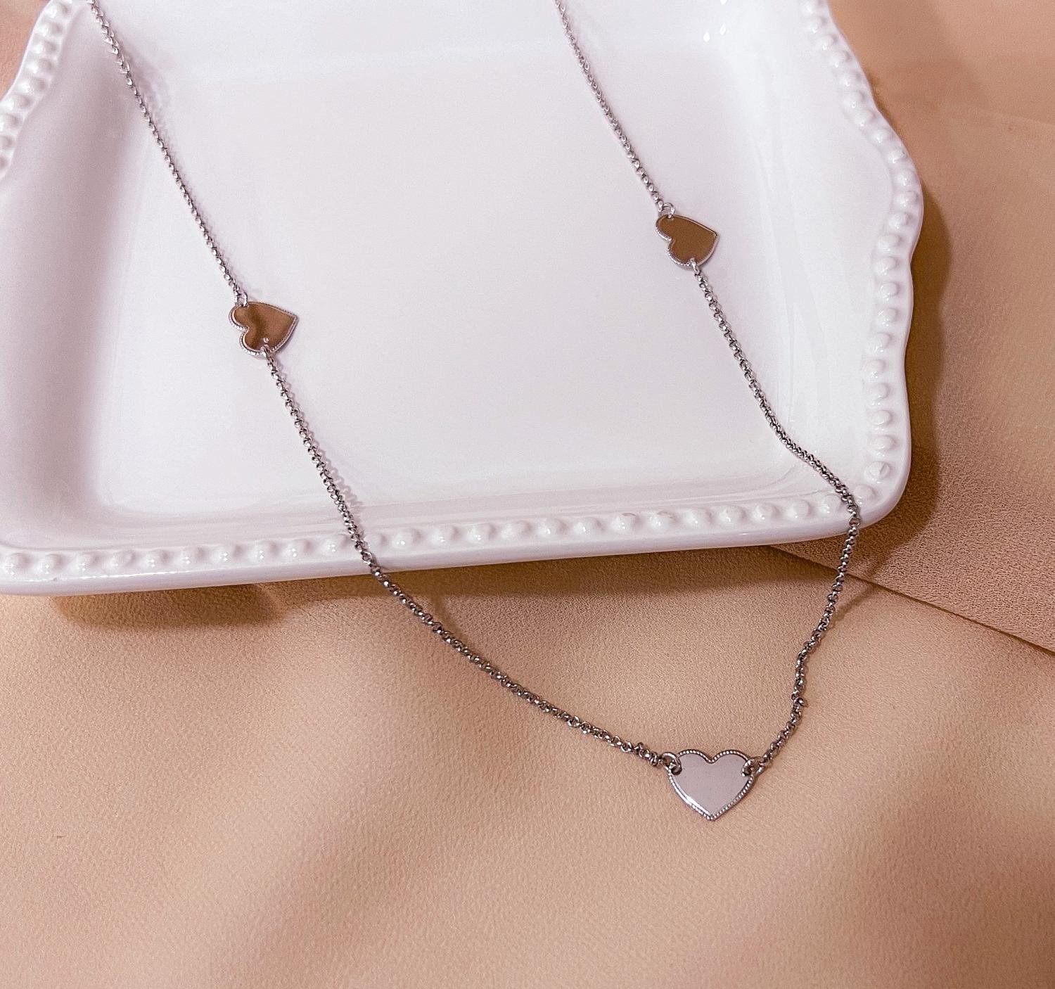 COLAR COM CORRENTE E CORAÇÃO NO RÓDIO BRANCO