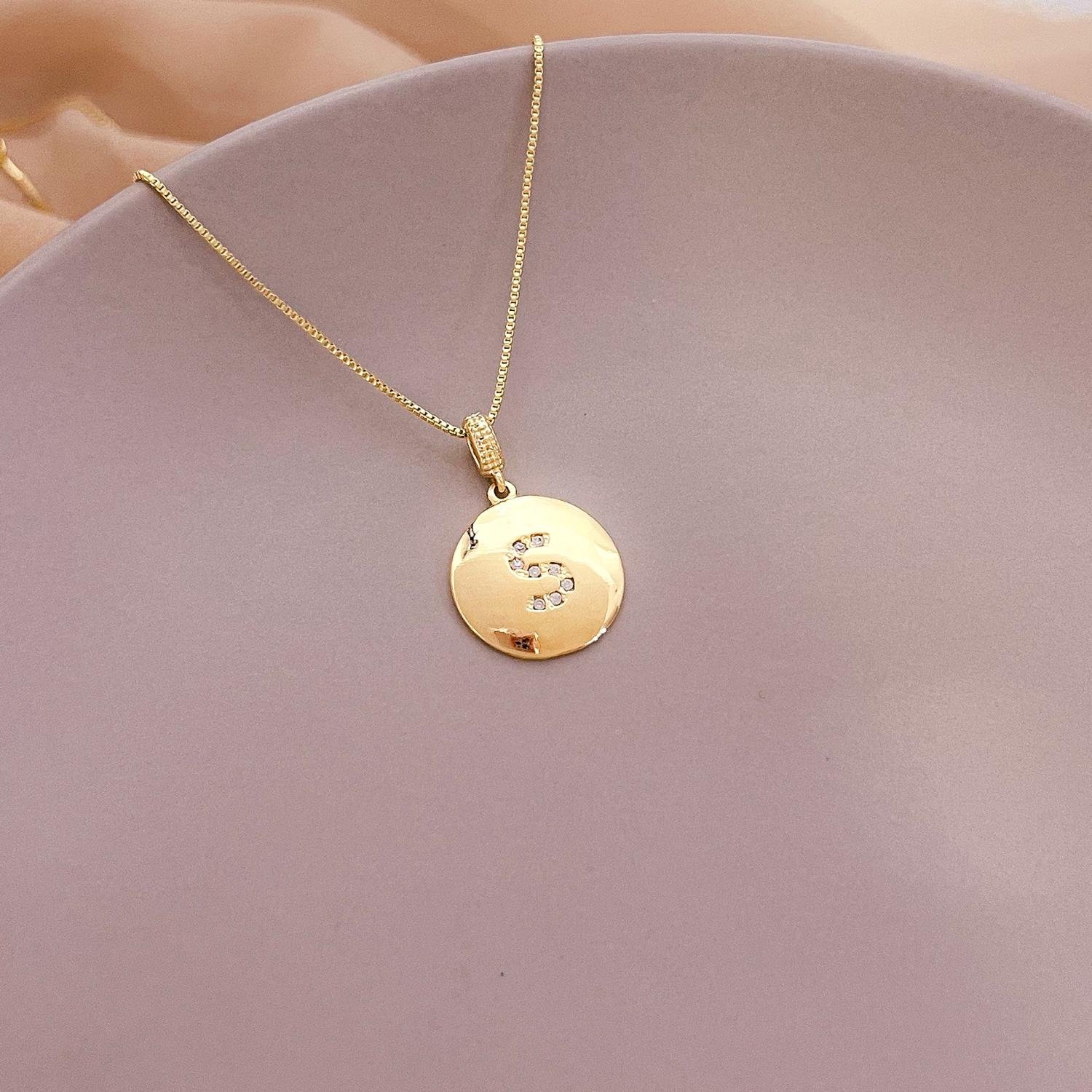 COLAR DE MEDALHA COM INICIAL 'S' CRAVEJADA EM ZIRCÔNIA OURO 18K