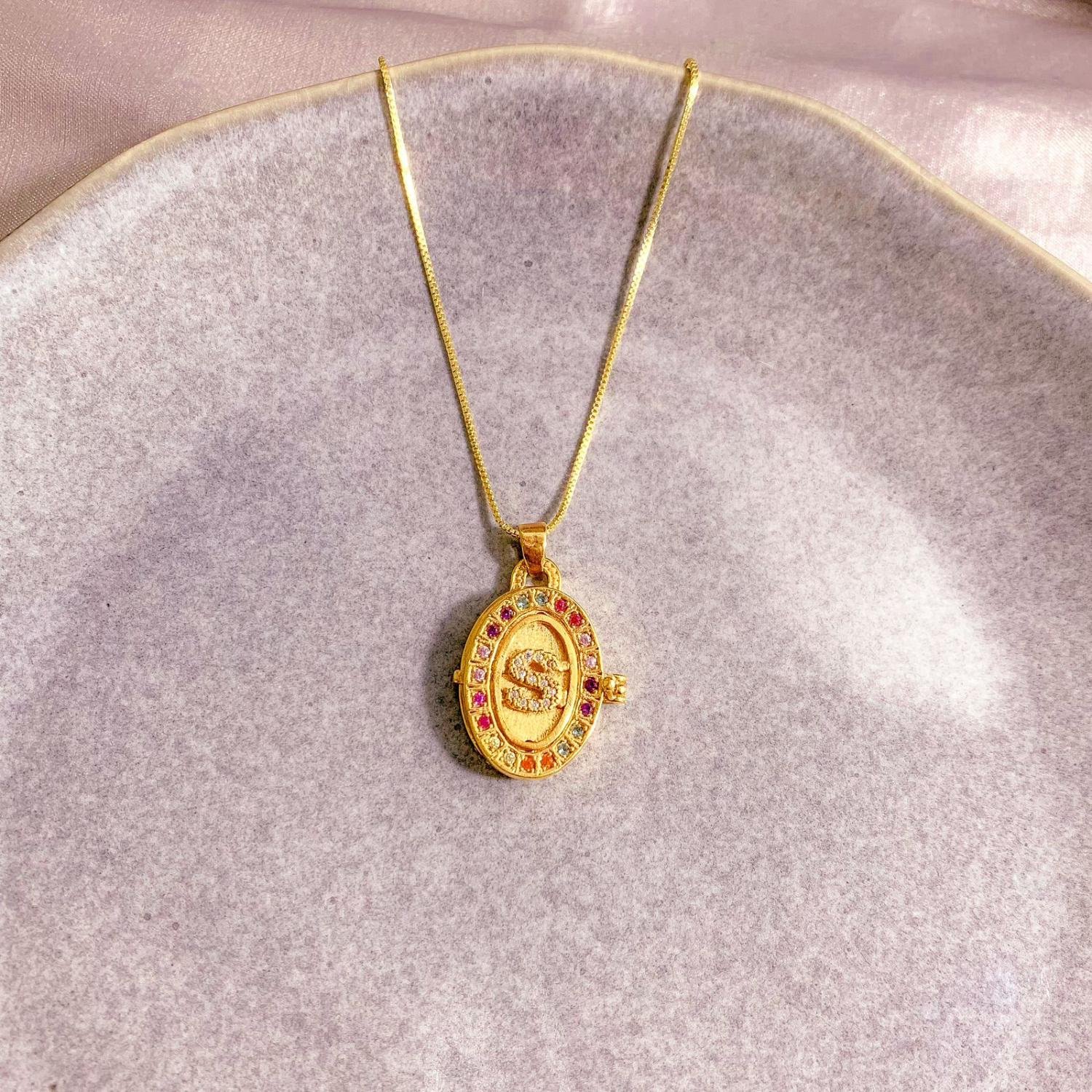 PINGENTE RELICÁRIO COM A INICIAL 'S' CRAVEJADO EM ZIRCÔNIA CRISTAL E COLORIDA OURO 18K
