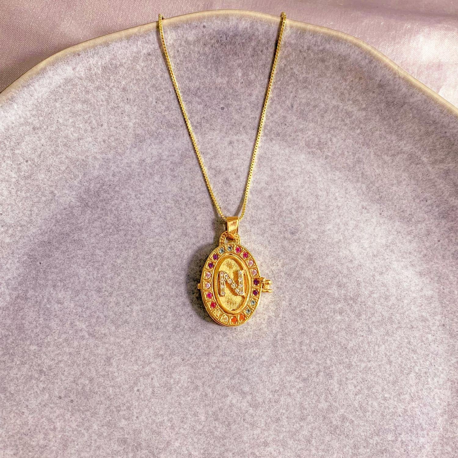 PINGENTE RELICÁRIO COM A INICIAL 'N' CRAVEJADO EM ZIRCÔNIA CRISTAL E COLORIDA OURO 18K