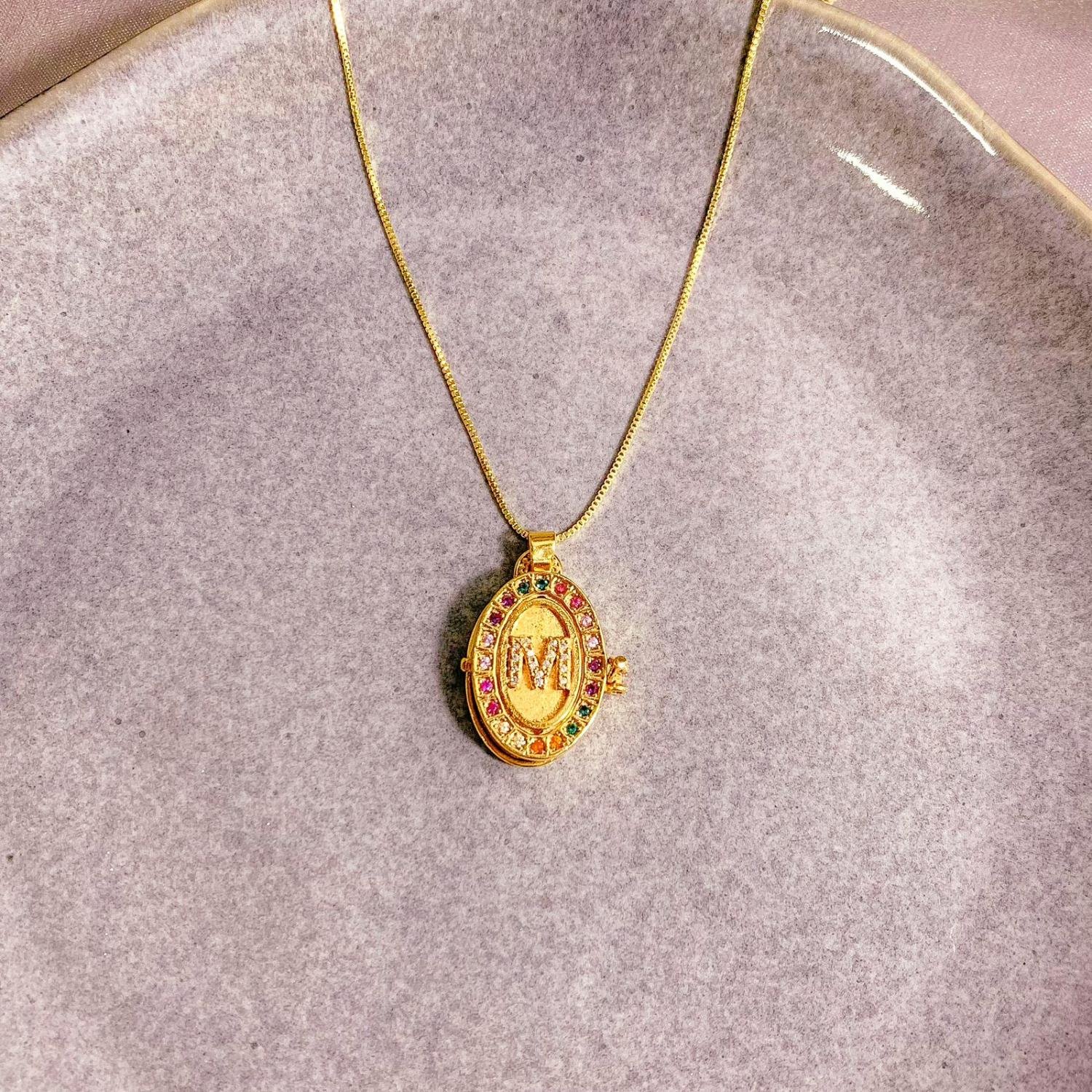 PINGENTE RELICÁRIO COM A INICIAL 'M' CRAVEJADO EM ZIRCÔNIA CRISTAL E COLORIDA OURO 18K