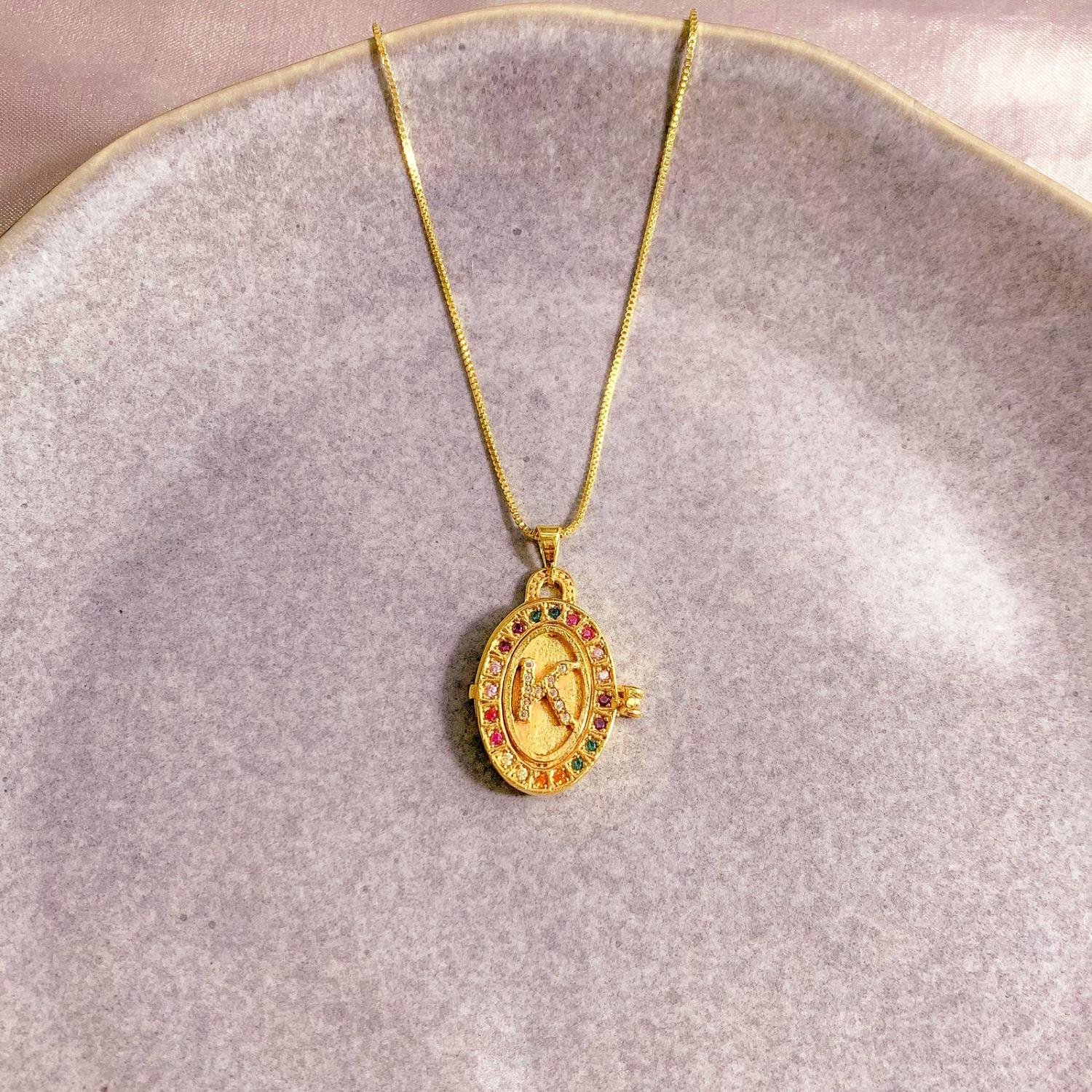 PINGENTE RELICÁRIO COM A INICIAL 'K' CRAVEJADO EM ZIRCÔNIA CRISTAL E COLORIDA OURO 18K