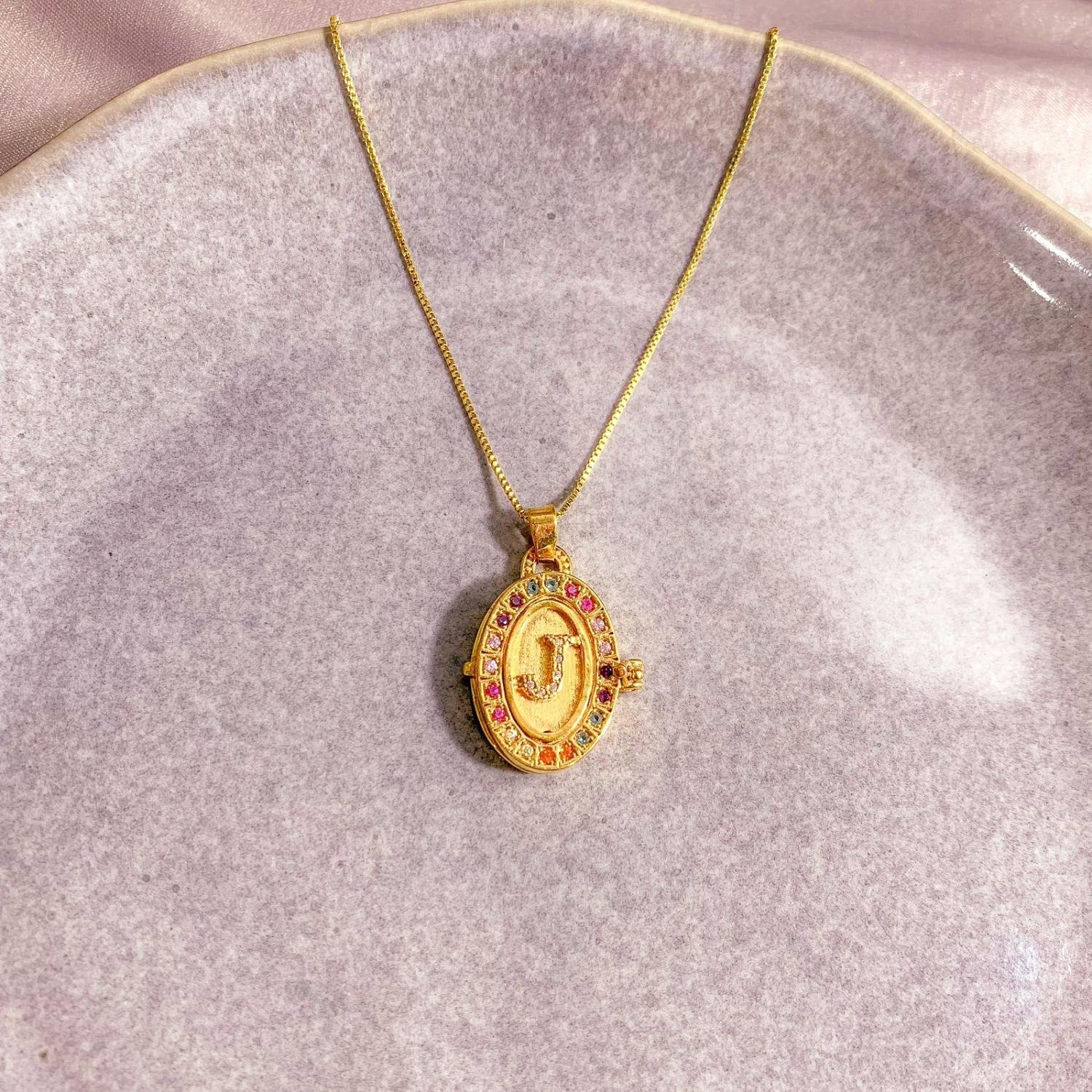 PINGENTE RELICÁRIO COM A INICIAL 'J' CRAVEJADO EM ZIRCÔNIA CRISTAL E COLORIDA OURO 18K