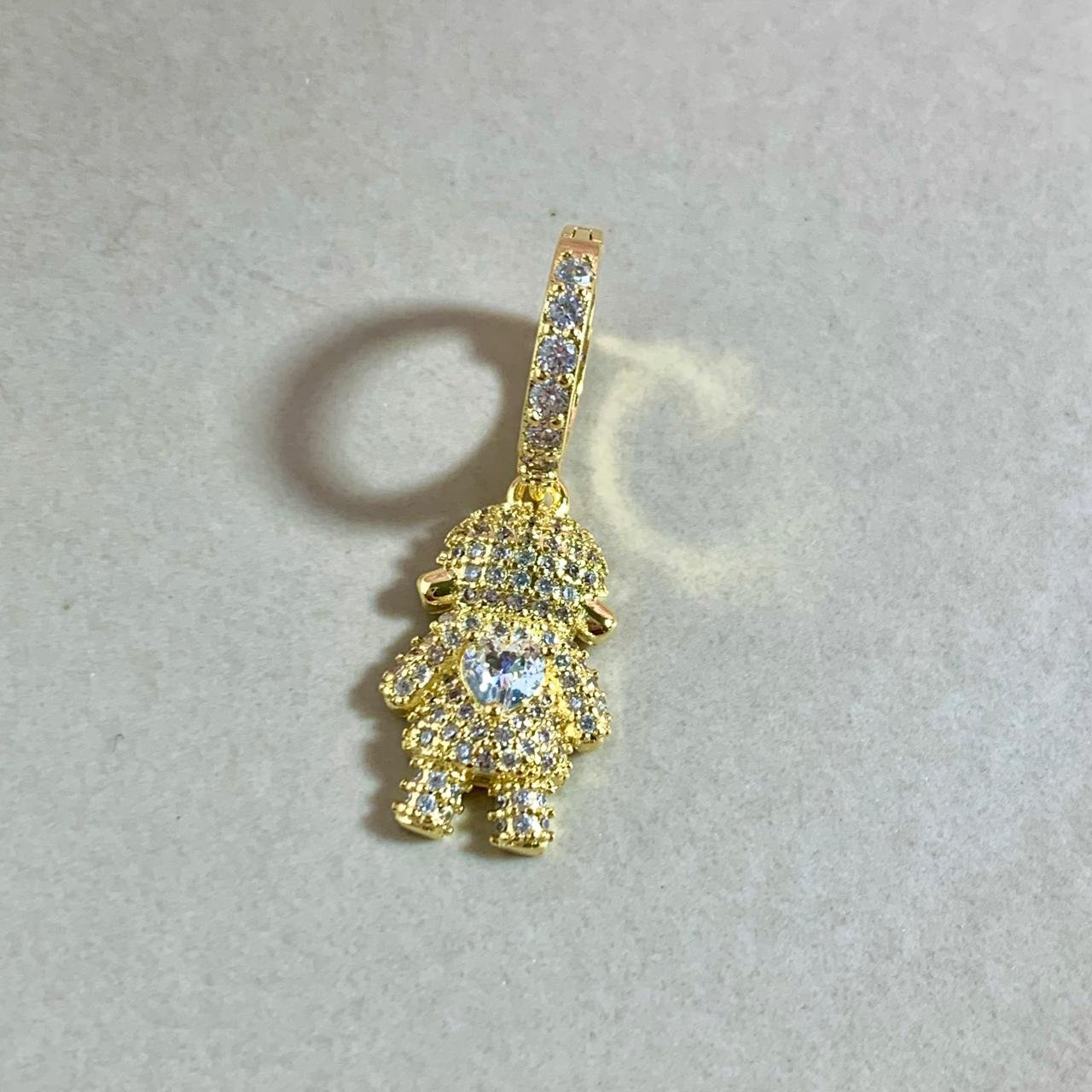 PINGENTE MENINA ZIRCÔNIA, CONTRA ARGOLA ARTICULADA CRAVEJADA OURO 18K