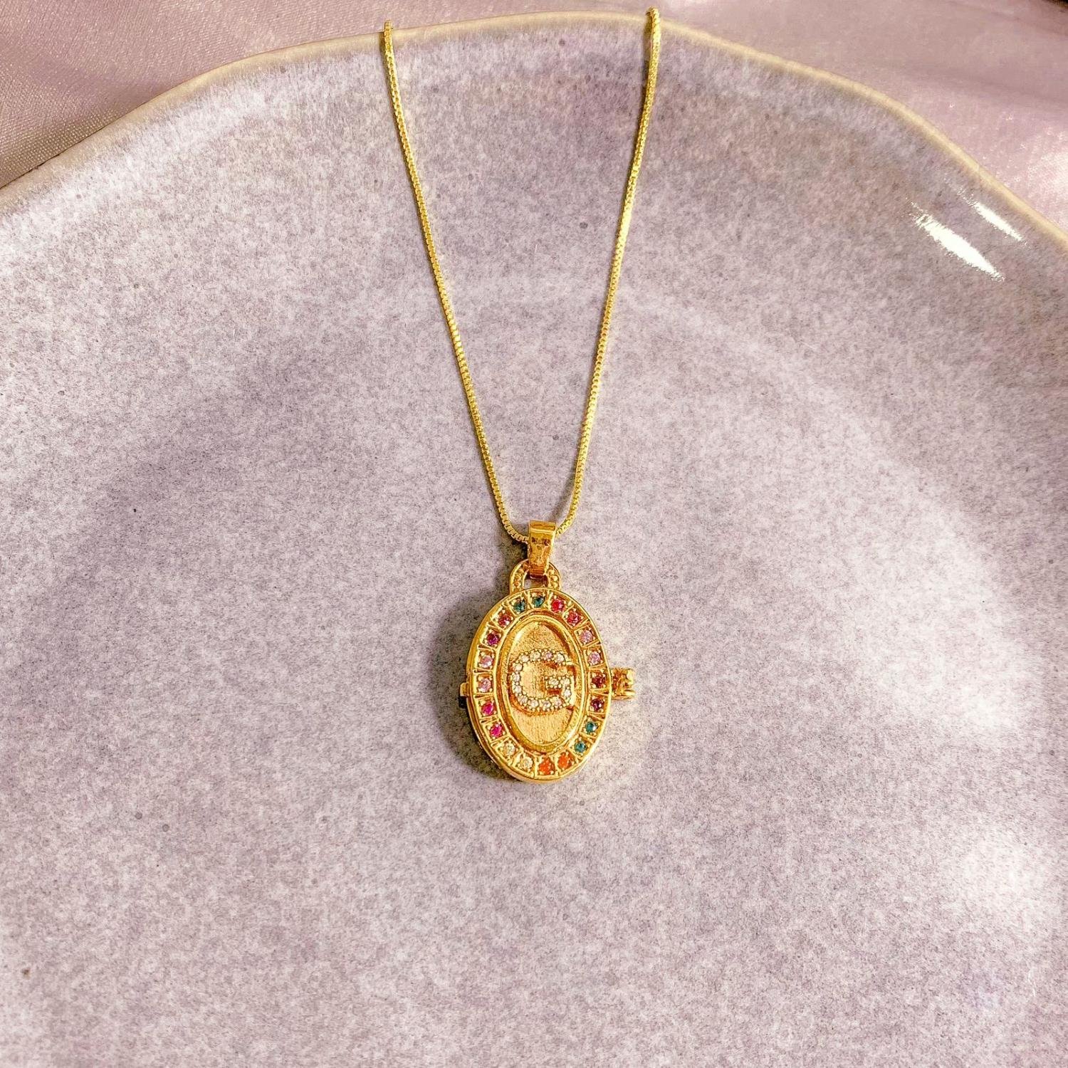 PINGENTE RELICÁRIO COM A INICIAL 'G' CRAVEJADO EM ZIRCÔNIA CRISTAL E COLORIDA OURO 18K