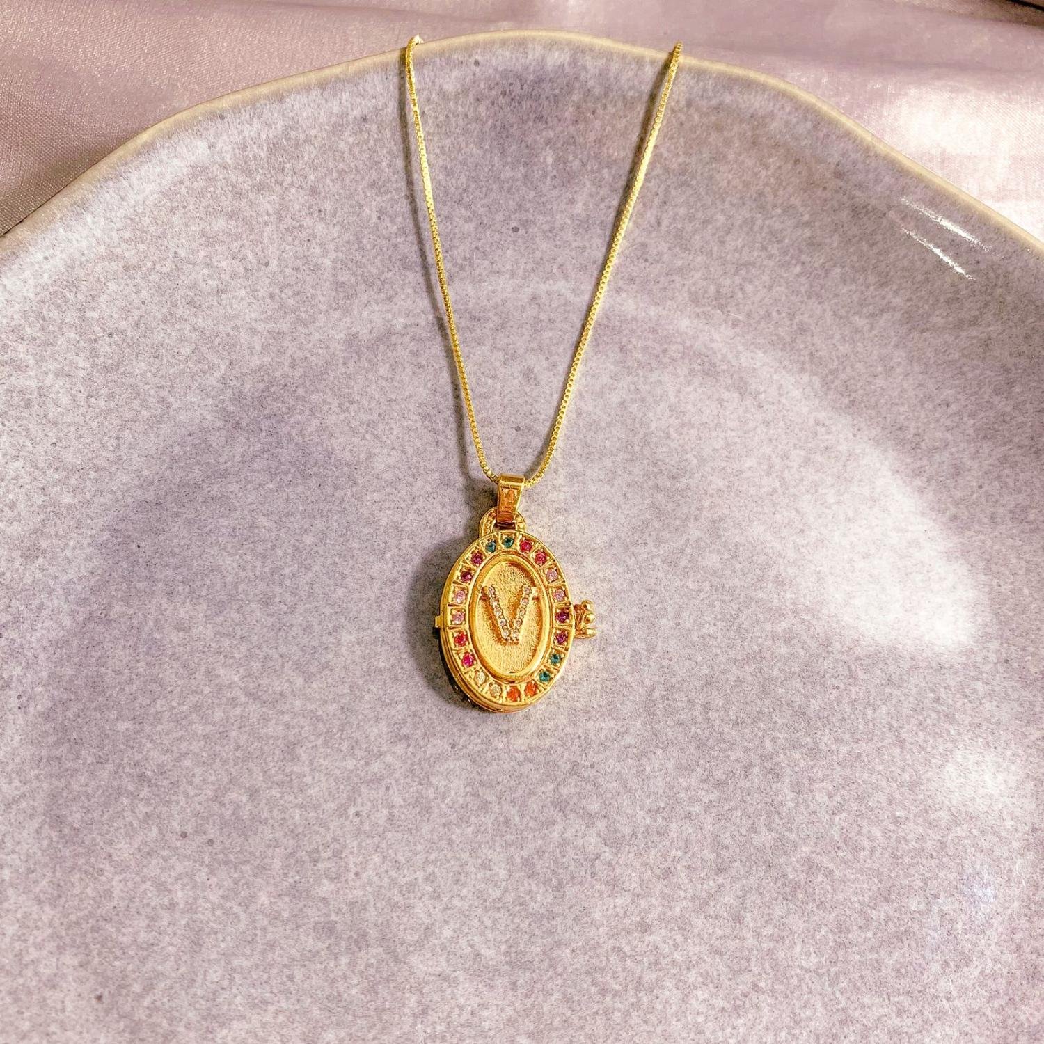 PINGENTE RELICÁRIO COM A INICIAL 'V' CRAVEJADO EM ZIRCÔNIA CRISTAL E COLORIDA OURO 18K